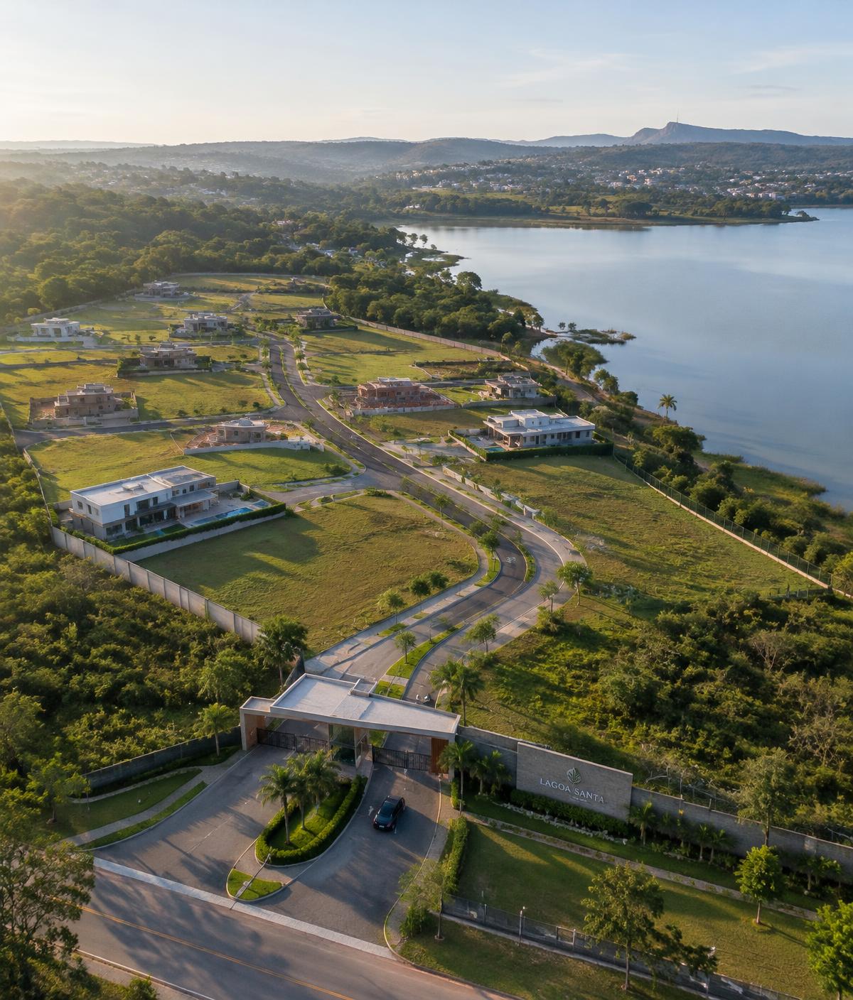 Vista aérea de condomínio e lotes às margens da lagoa em Lagoa Santa